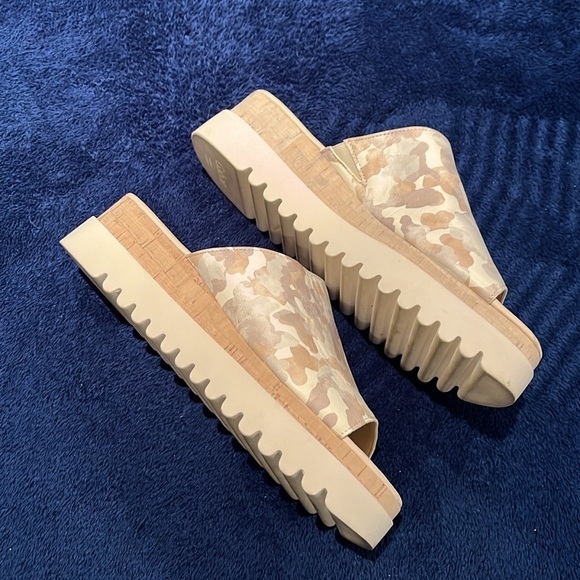 Gabor Mules with Soft Color Camo Print - Picture 4 of 7